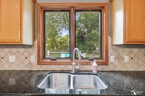 Kitchen - 7261 Silo Mdws, Temperance, MI 48182 photo 5 of 9