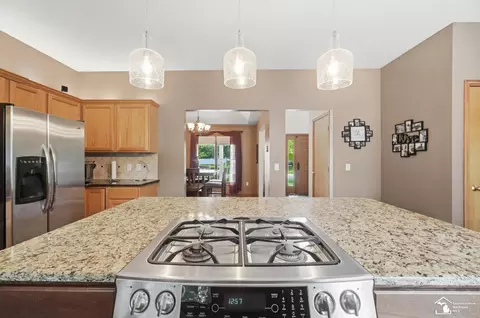 Kitchen - 7261 Silo Mdws, Temperance, MI 48182 photo 4 of 9