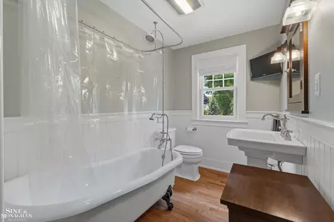 Bath - 759 Washington, Grosse Pointe, MI 48230 photo 2 of 5