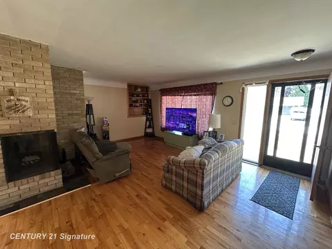 Living - 412 Chestnut, Flushing, MI 48433 photo 1 of 3