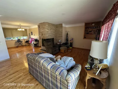 Living - 412 Chestnut, Flushing, MI 48433 photo 2 of 3