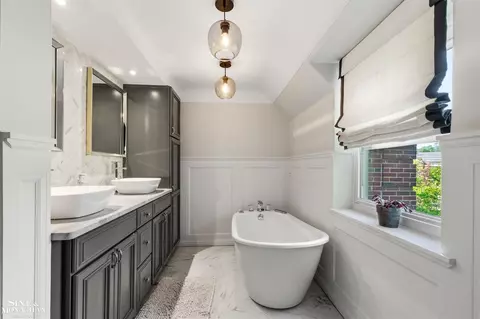 Bath - 797 Trombley, Grosse Pointe Park, MI 48230 photo 1 of 5