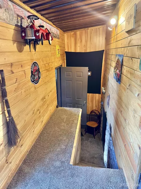Entry Way - 809 E Pierce, Wakefield, MI 49968 photo 1 of 1