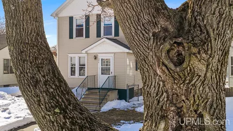 304 S 7th, Escanaba, MI 49829 photo 3