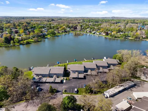 4964 Lake Pt, Waterford, MI 48329