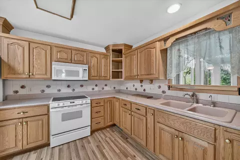 Kitchen - 1792 E Lansing, Morrice, MI 48857 photo 2 of 4