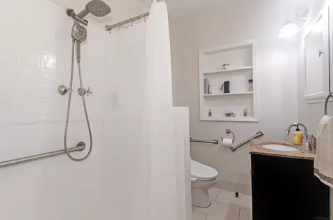 Bath - 891 Washington, Grosse Pointe, MI 48230 photo 1 of 2