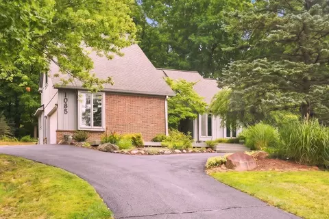 1085 Bear Crk, Oakland Township, MI 48306