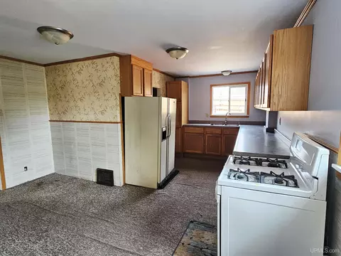 Kitchen - 928 Stephenson, Escanaba, MI 49829 photo 3 of 5