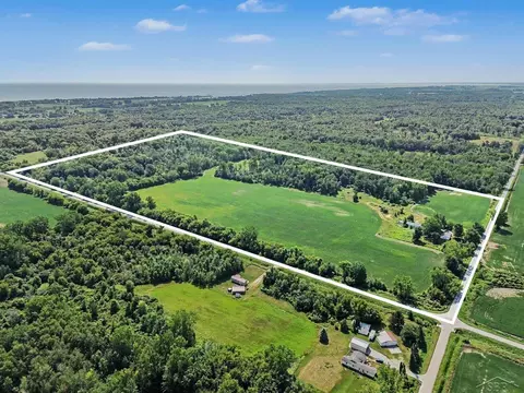 4944 N Elevator, Pinconning, MI 48650 photo 2