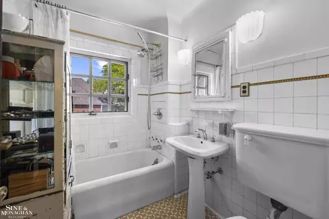 Bath - 726 Westchester, Grosse Pointe Park, MI 48230 photo 3 of 3