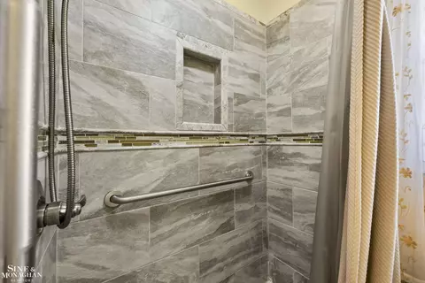 Bath - 306 Ridge, Grosse Pointe Farms, MI 48236 photo 2 of 3