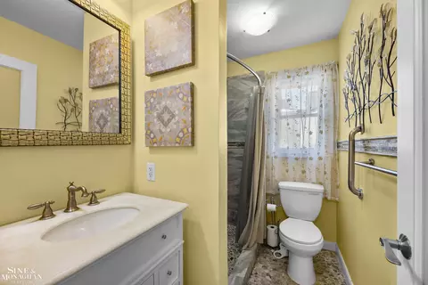 Bath - 306 Ridge, Grosse Pointe Farms, MI 48236 photo 1 of 3