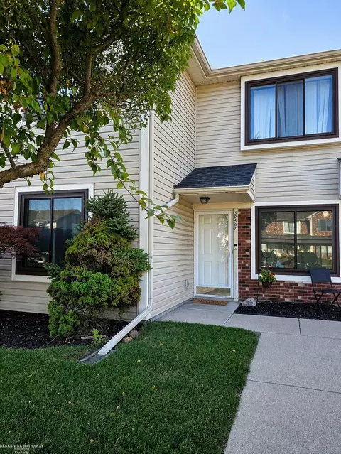 30607 Hidden Pnes, Roseville, MI 48066