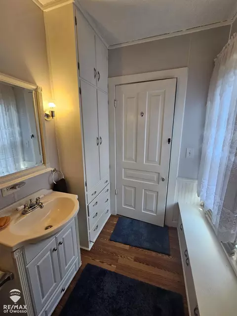 Bath - 614 E Oliver, Owosso, MI 48867 photo 3 of 5