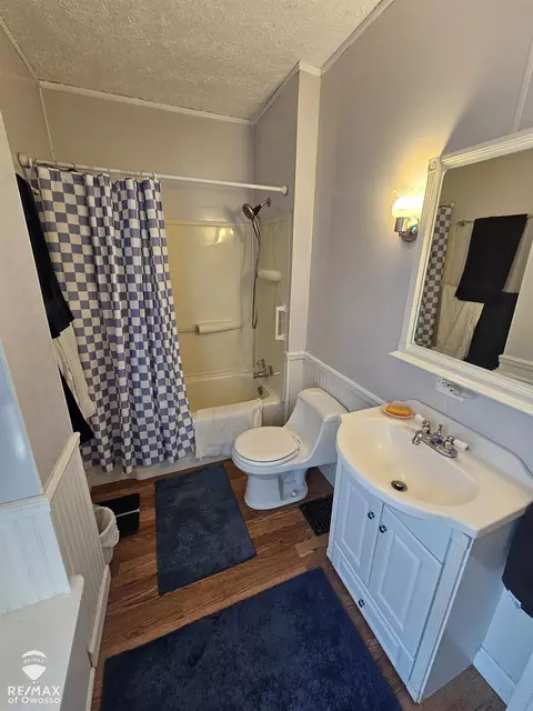 Bath - 614 E Oliver, Owosso, MI 48867 photo 1 of 5
