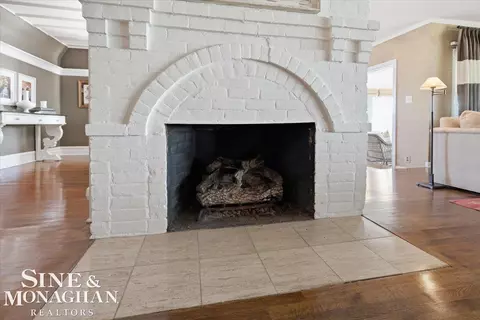 Living - 206 Edgewater, Algonac, MI 48001 photo 6 of 8