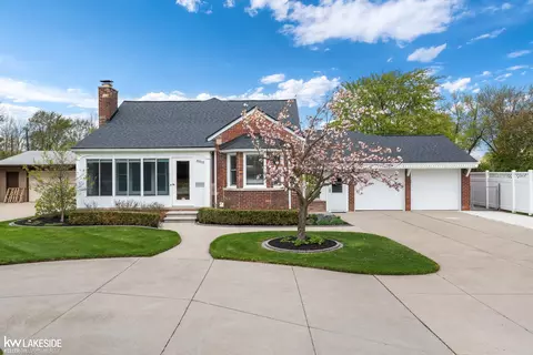 21215 E 11 Mile, Saint Clair Shores, MI 48081