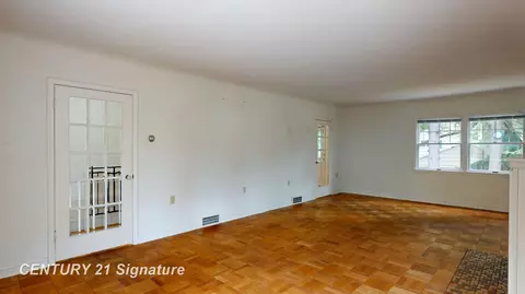 Living - 1702 Overhill, Flint, MI 48503 photo 3 of 6