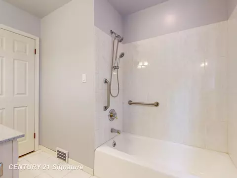 Bath - 1702 Overhill, Flint, MI 48503 photo 3 of 4