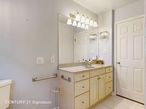 Bath - 1702 Overhill, Flint, MI 48503 photo 2 of 4