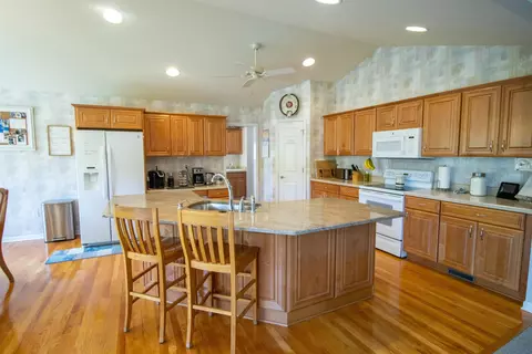 Kitchen - 2539 Rushbrook, Flushing, MI 48433 photo 2 of 8