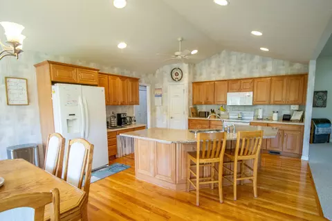 Kitchen - 2539 Rushbrook, Flushing, MI 48433 photo 8 of 8
