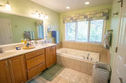 Bath - 2539 Rushbrook, Flushing, MI 48433 photo 1 of 7