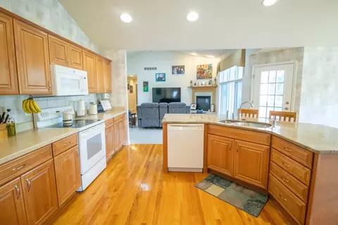 Kitchen - 2539 Rushbrook, Flushing, MI 48433 photo 5 of 8