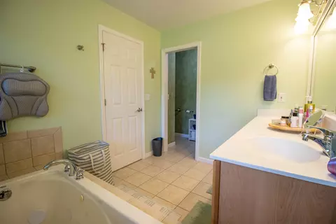 Bath - 2539 Rushbrook, Flushing, MI 48433 photo 2 of 7
