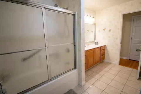 Bath - 2539 Rushbrook, Flushing, MI 48433 photo 5 of 7