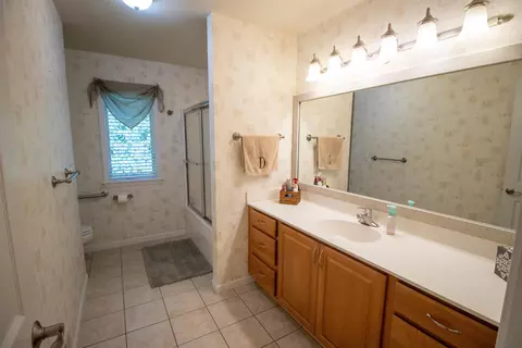 Bath - 2539 Rushbrook, Flushing, MI 48433 photo 4 of 7