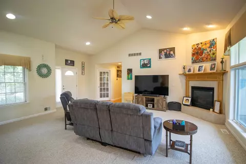 Living - 2539 Rushbrook, Flushing, MI 48433 photo 3 of 8