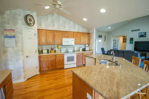 Kitchen - 2539 Rushbrook, Flushing, MI 48433 photo 4 of 8