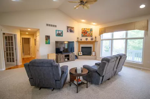 Living - 2539 Rushbrook, Flushing, MI 48433 photo 2 of 8