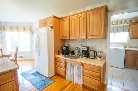 Kitchen - 2539 Rushbrook, Flushing, MI 48433 photo 7 of 8