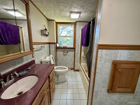 Bath - 1114 Willow, Gladstone, MI 49837 photo 1 of 1