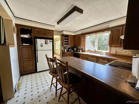 Kitchen - 1114 Willow, Gladstone, MI 49837 photo 2 of 2