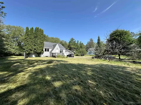 Exterior - 1114 Willow, Gladstone, MI 49837 photo 3 of 8