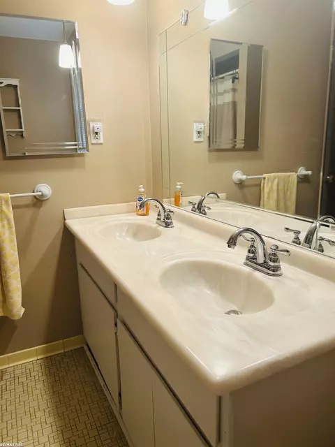 Bath - 14057 Edison, Warren, MI 48088 photo 1 of 2