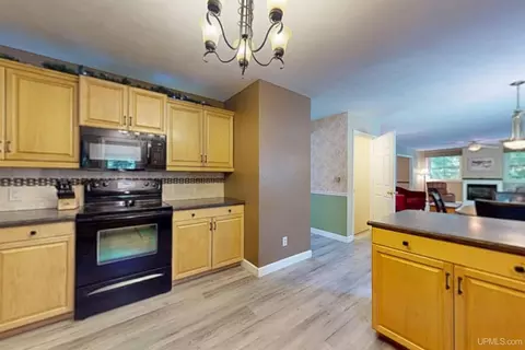 Kitchen - 1550 Cypress, Ishpeming, MI 49849 photo 4 of 6