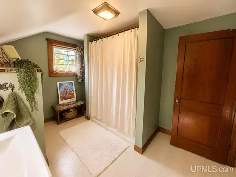 Bath - 828 Michigan St, Ishpeming, MI 49849 photo 2 of 3