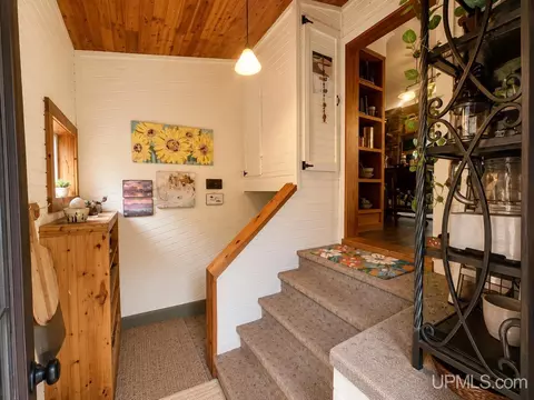 Entry Way - 828 Michigan St, Ishpeming, MI 49849 photo 2 of 4