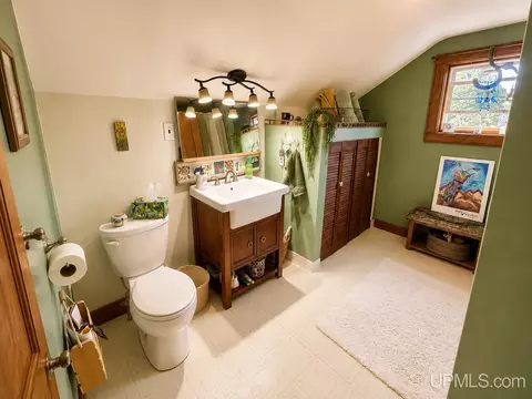 Bath - 828 Michigan St, Ishpeming, MI 49849 photo 1 of 3