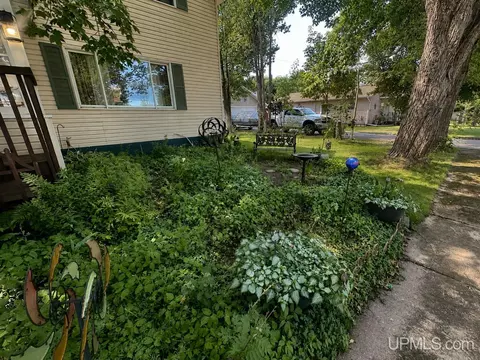 Exterior - 828 Michigan St, Ishpeming, MI 49849 photo 3 of 15