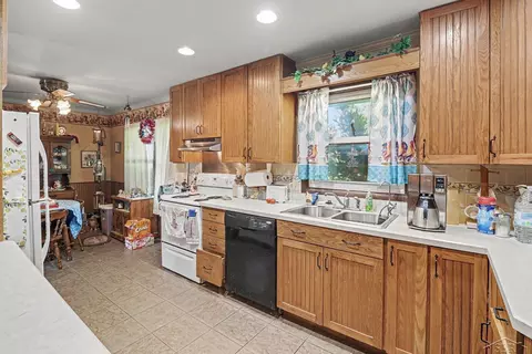Kitchen - 6749 Rives Jct, Jackson, MI 49201 photo 2 of 3