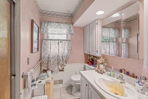 Bath - 6749 Rives Jct, Jackson, MI 49201 photo 2 of 2