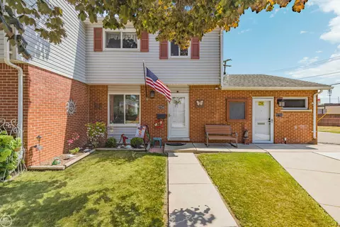 27754 Eastwick Sq, Roseville, MI 48066