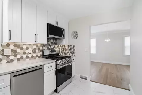 Kitchen - 1342 Hollywood, Grosse Pointe Woods, MI 48236 photo 4 of 4