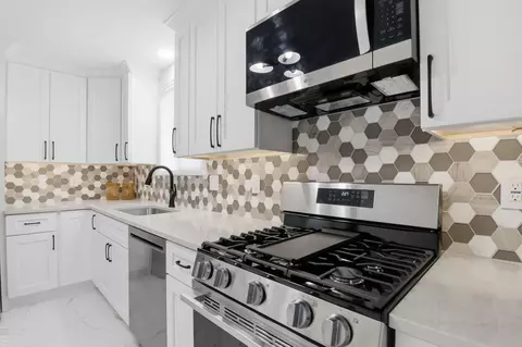 Kitchen - 1342 Hollywood, Grosse Pointe Woods, MI 48236 photo 3 of 4